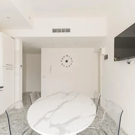 Guesthost - Spacious Navigli * Милан
