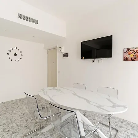 Guesthost - Spacious Navigli Апартаменты *